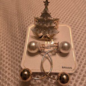 White holiday expandible ring with gold & pearl earrings.